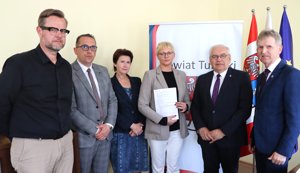 Zdjęcie główne dla wydarzenia: Podpisano umowę na przebudowę drogi Brudzew – Cichów. Inwestycja rusza!